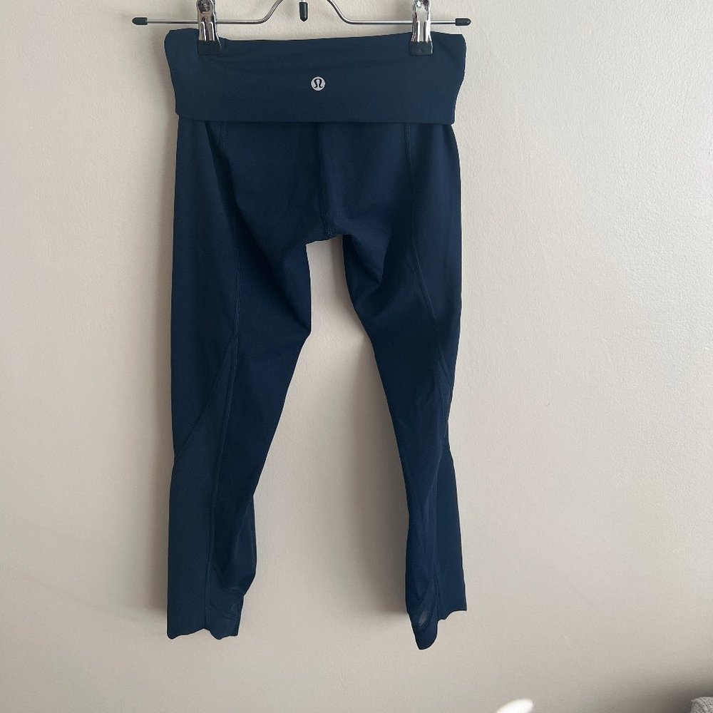 LULULEMON TRUE NAVY WUNDER UNDER HR CROP SCALLOP 23IN